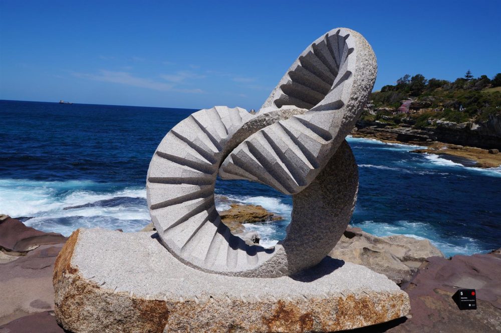 Sculpture by the sea perto do mar