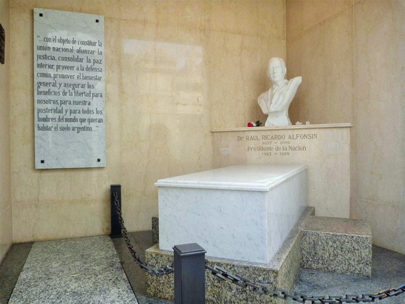 Tumulo Dr Raul Ricardo Alfonsin - Cemiterio da Recoleta | Like Wanderlust