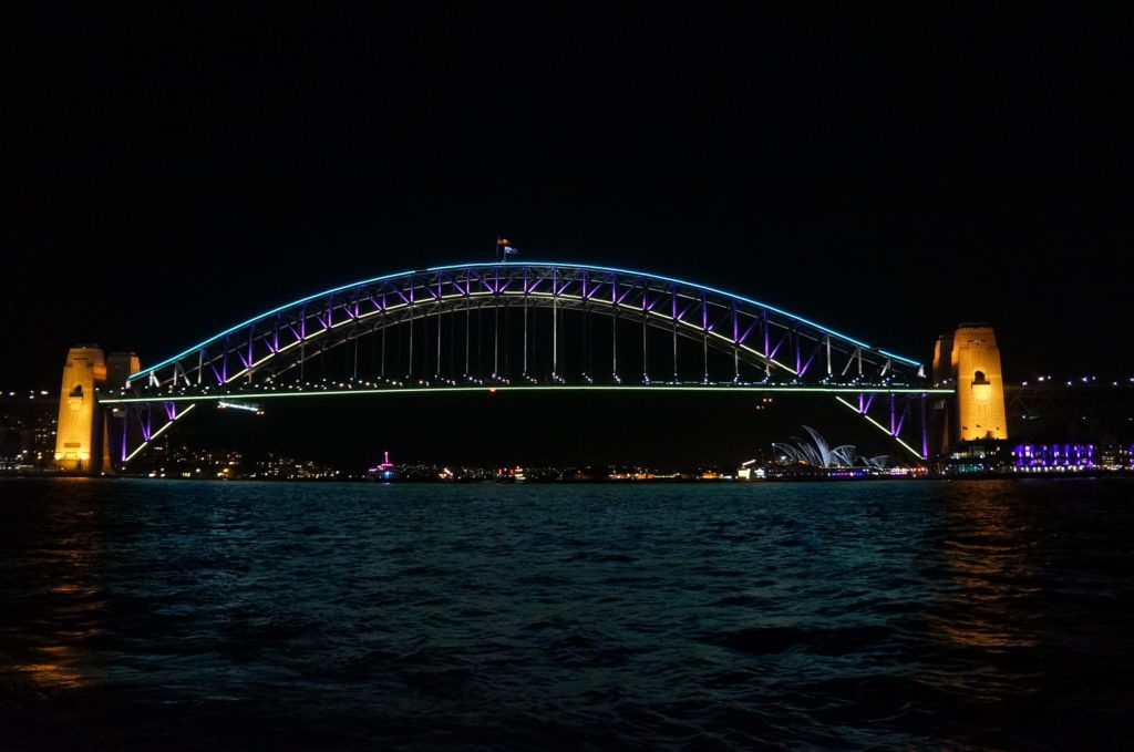 Harbour Bridge e Opera House iluminados 