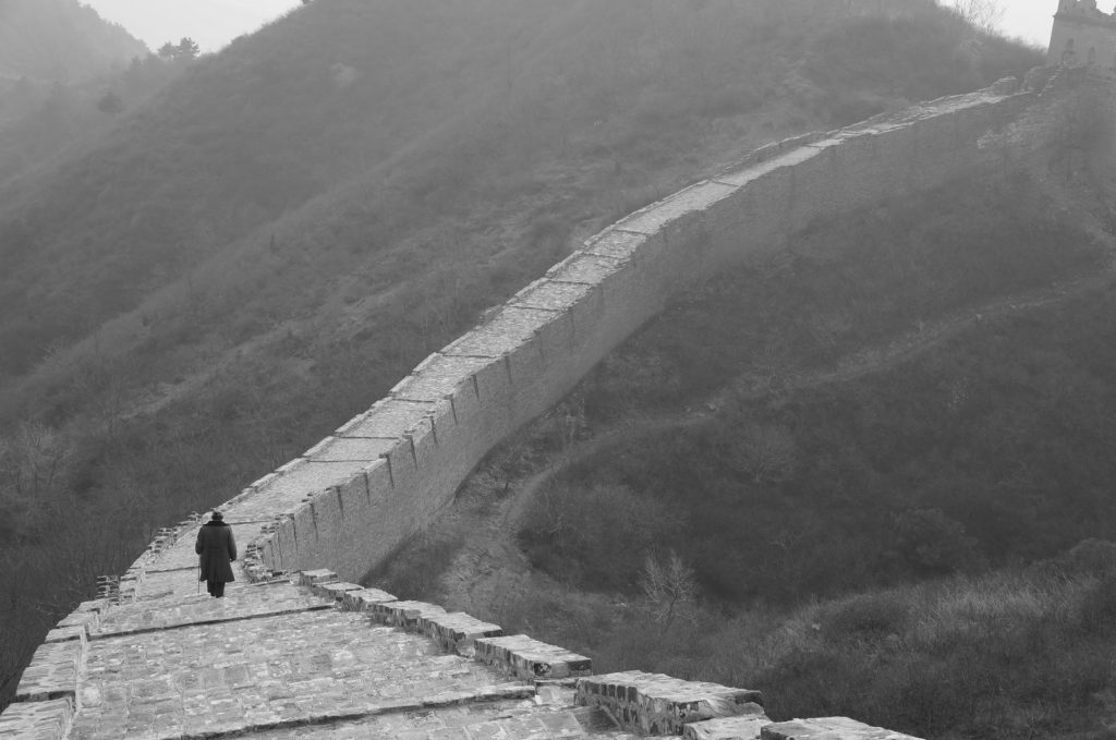 Monge solitário pela Muralha da China