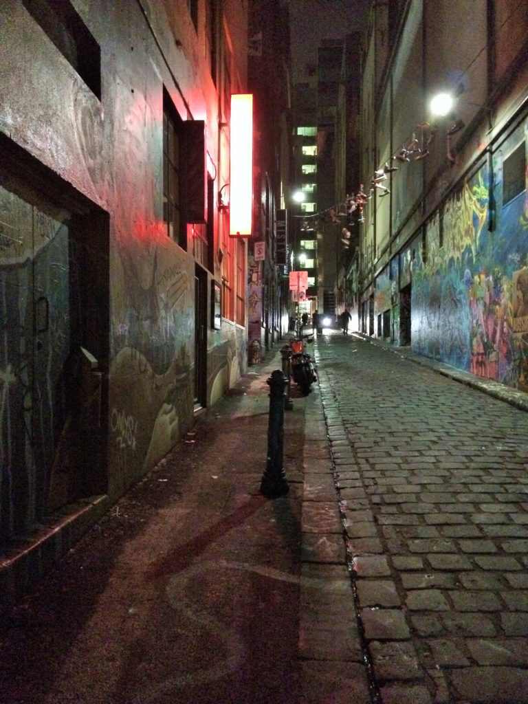 A rua dos grafitis de noite