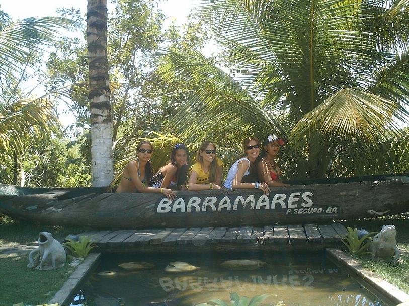 Eu e minhas amigas curtindo as barracas de praia de Porto Seguro