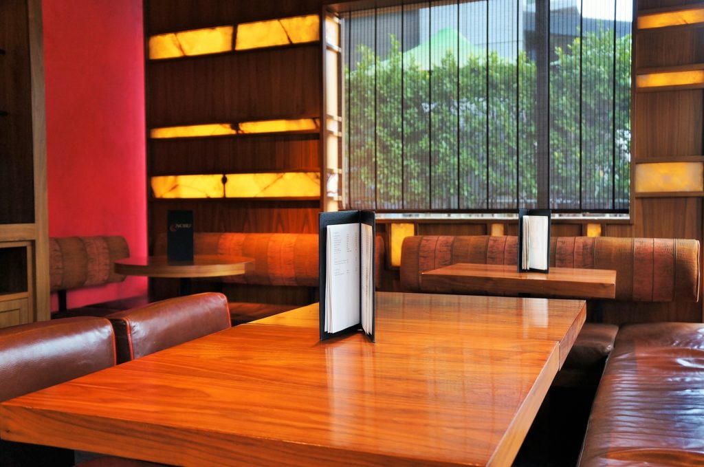 Decoração simples e sofisticada do restaurante Nobu em Melbourne