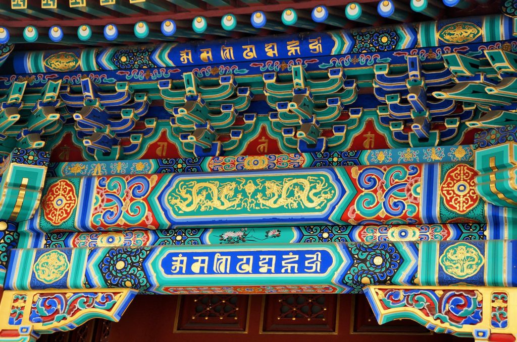 Detalhes coloridos do teto do Templo Lama