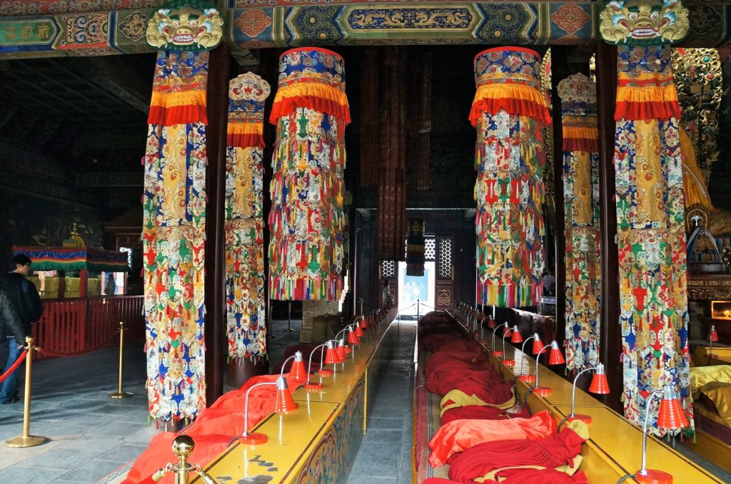 Dentro do templo Lama