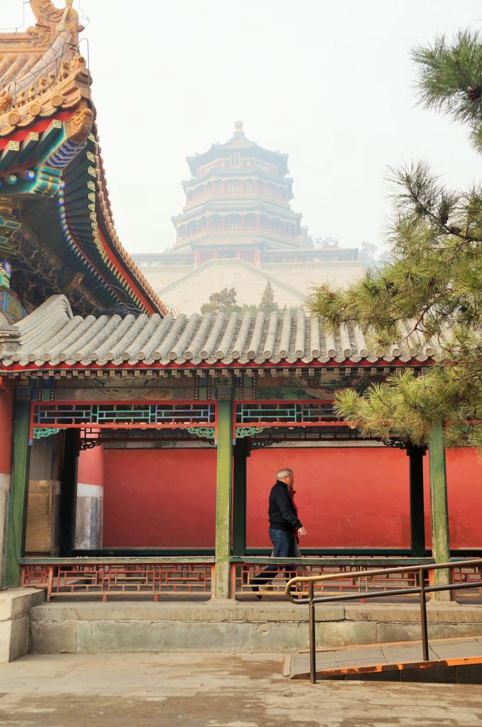 Palácio de Verão de Pequim ao fundo e o corredor longo