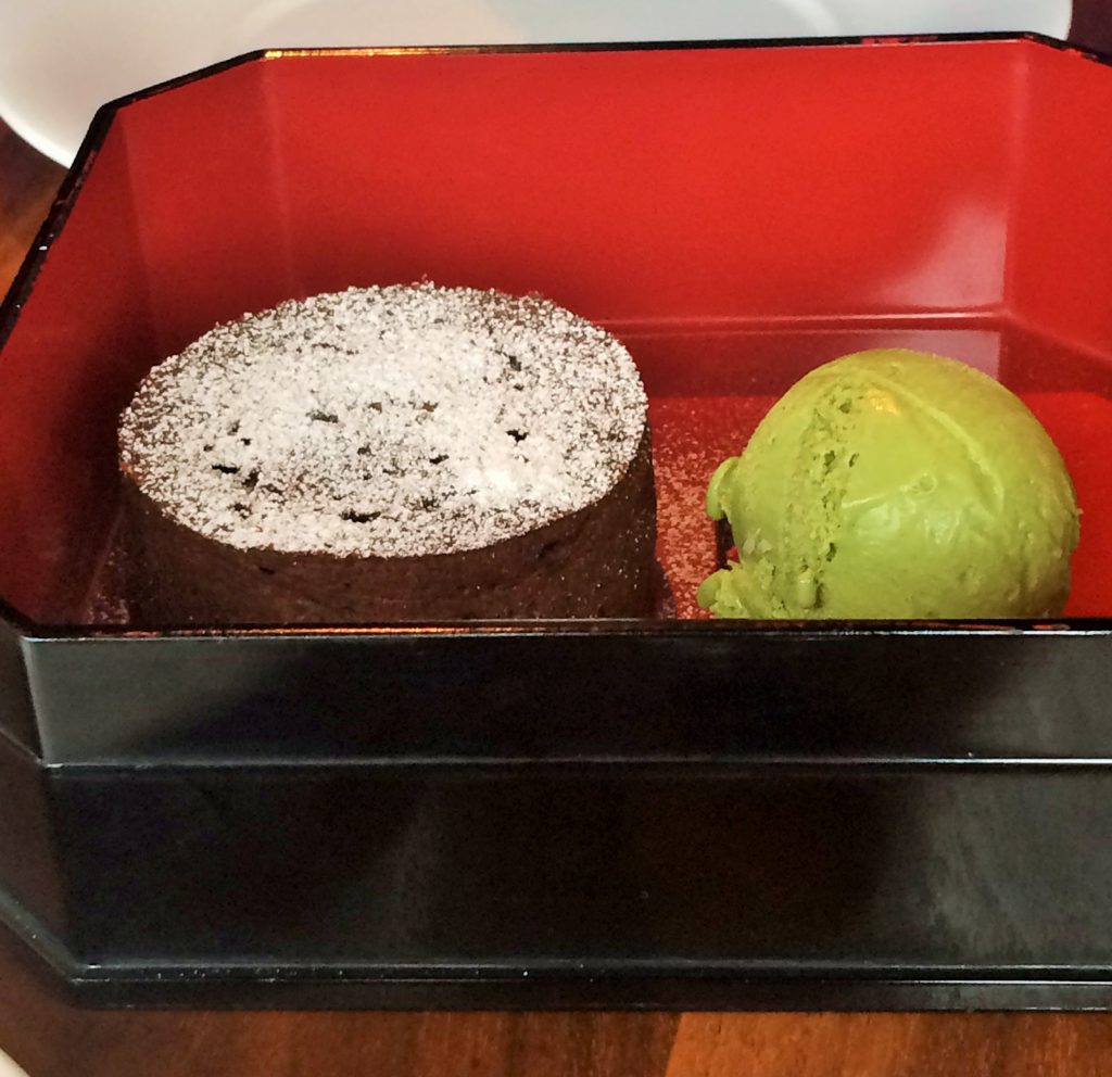 Vulcão de chocolate com sorvete de chá verde