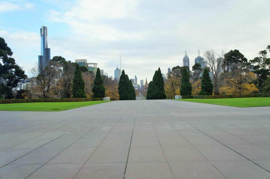 O Santuario pode ser visto da cidade facilmente e tem uma bela vista do "skyline" de Melbourne