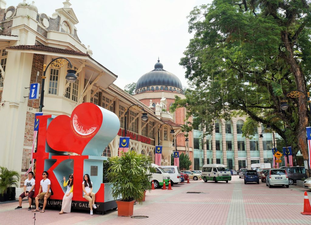 Monumento na frente do Kuala Lumpur City Gallery