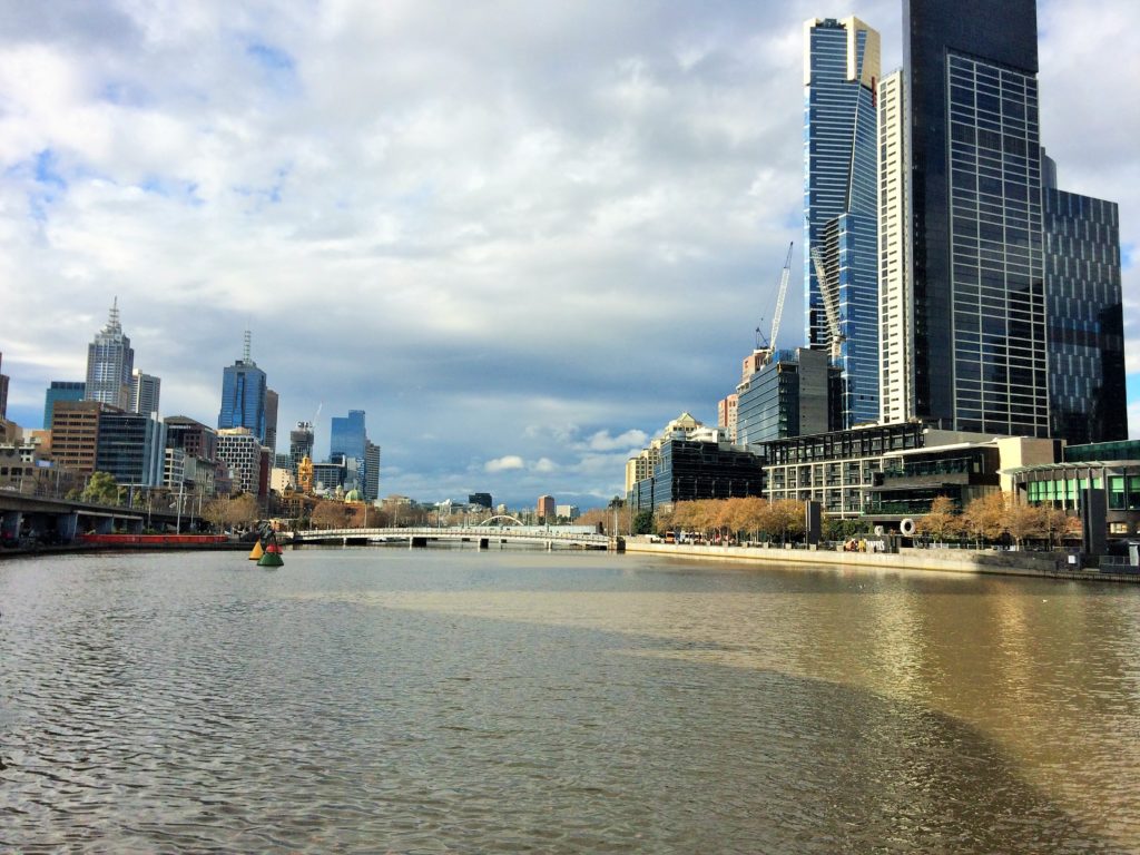 Aquário de Melbourne esta do lado dessa foto, na frente do rio Yarra