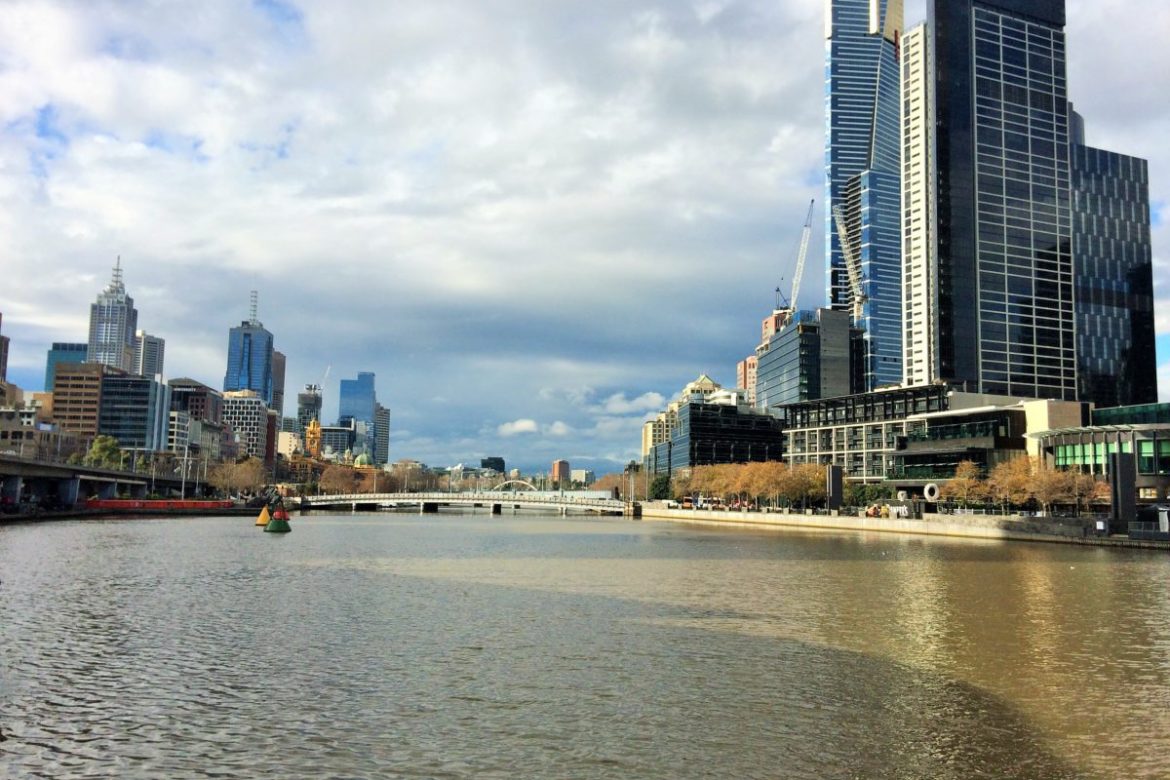 Aquário de Melbourne esta do lado dessa foto, na frente do rio Yarra