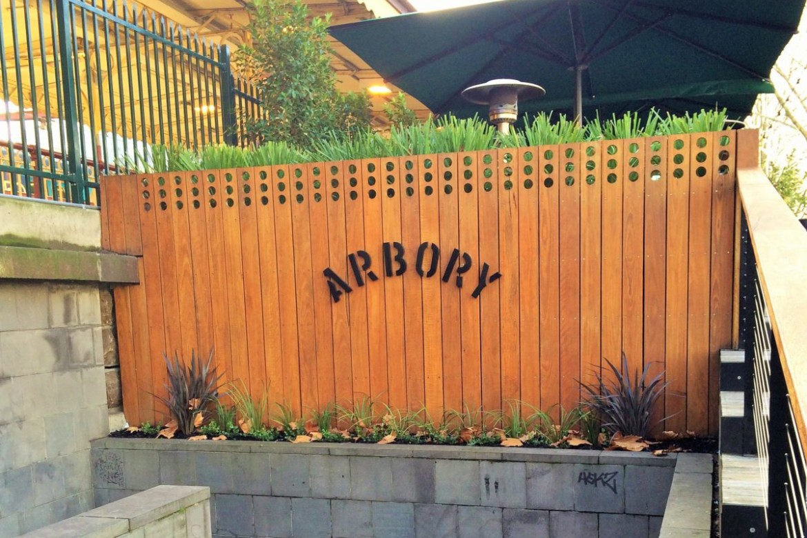 Linda entrada de madeira do Arbory em Melbourne