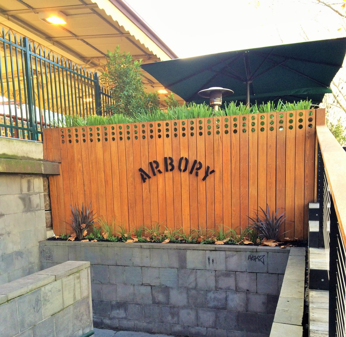 Linda entrada de madeira do Arbory em Melbourne