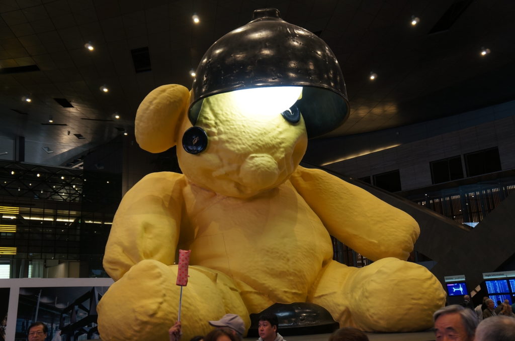 Urso da Lâmpada do artista suíço Urs Fischer
