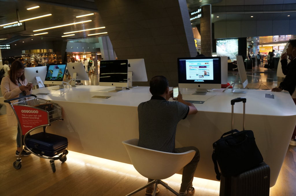 Computadores mac para uso grátis para quem faz conexão no aeroporto de Doha