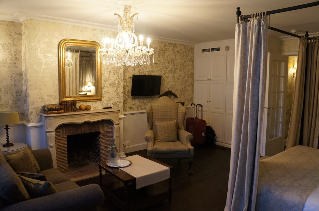 Onde ficar em Bruges? Veja nosso lindo quarto no The pand Hotel