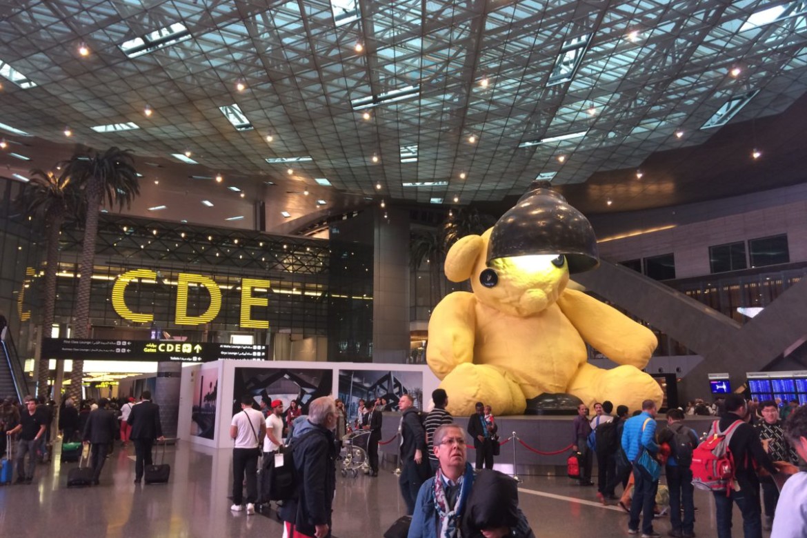 Conexão no Aeroporto de Doha passando tempo no salão principal