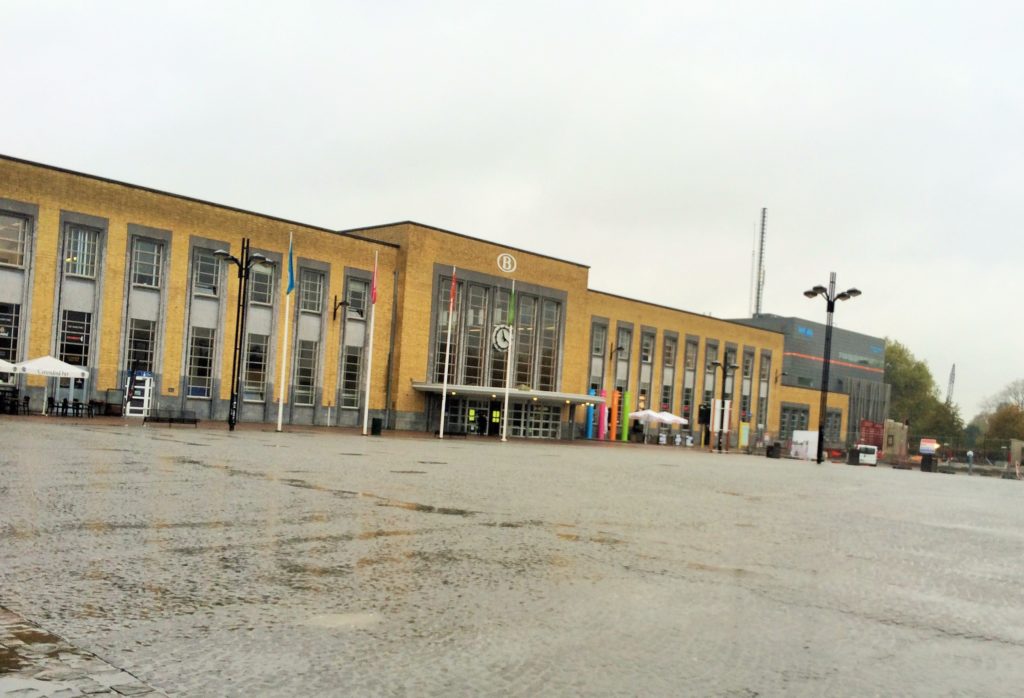 Como ir de Bruxelas a Bruges? Veja a fachada da estação de trem de Bruges