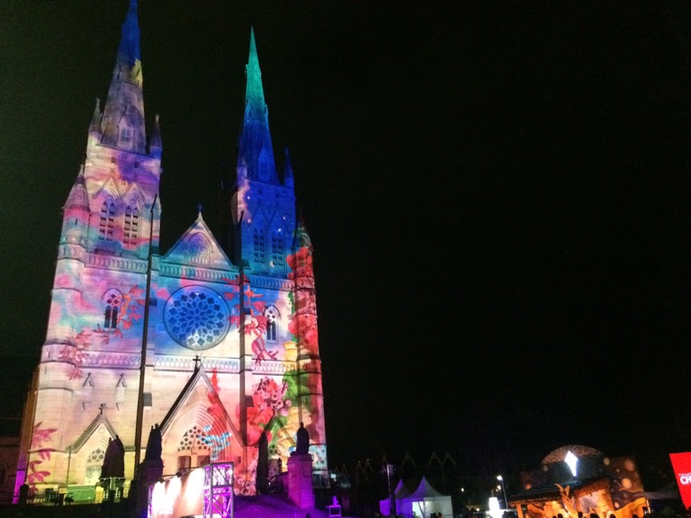 Catedral iluminada para o Natal em Sydney