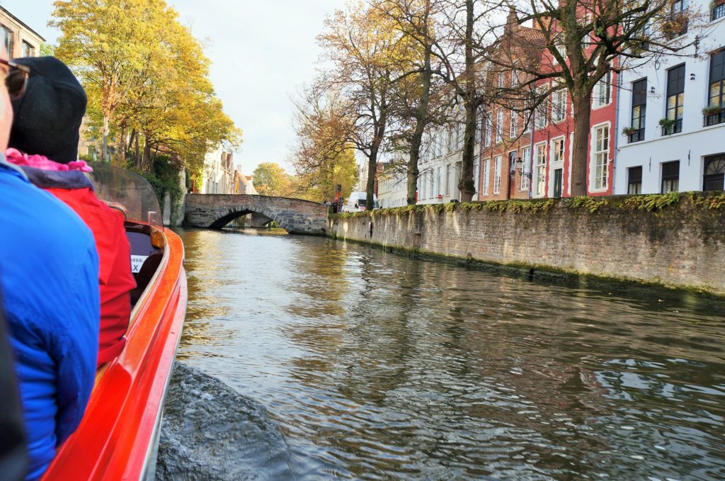 Roteiro de um dia em Bruges - passeio de barco