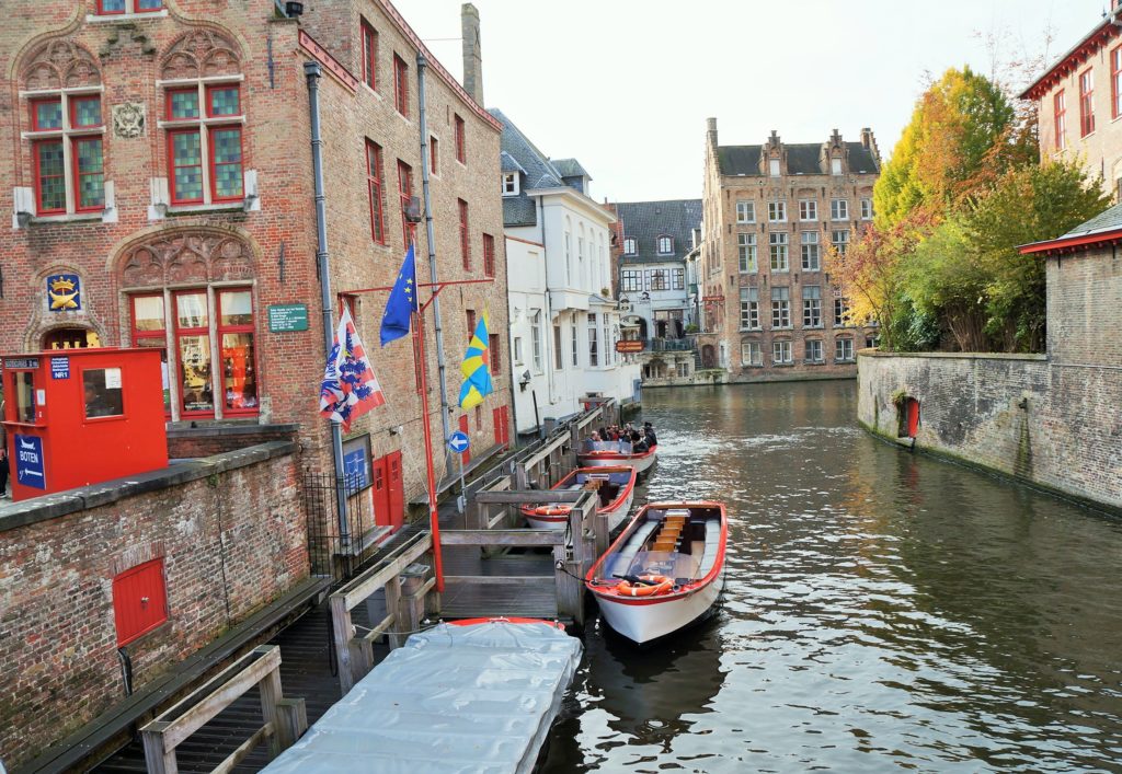 coisas imperdíveis para fazer em Bruges - passeio de barco nos canais de Bruges