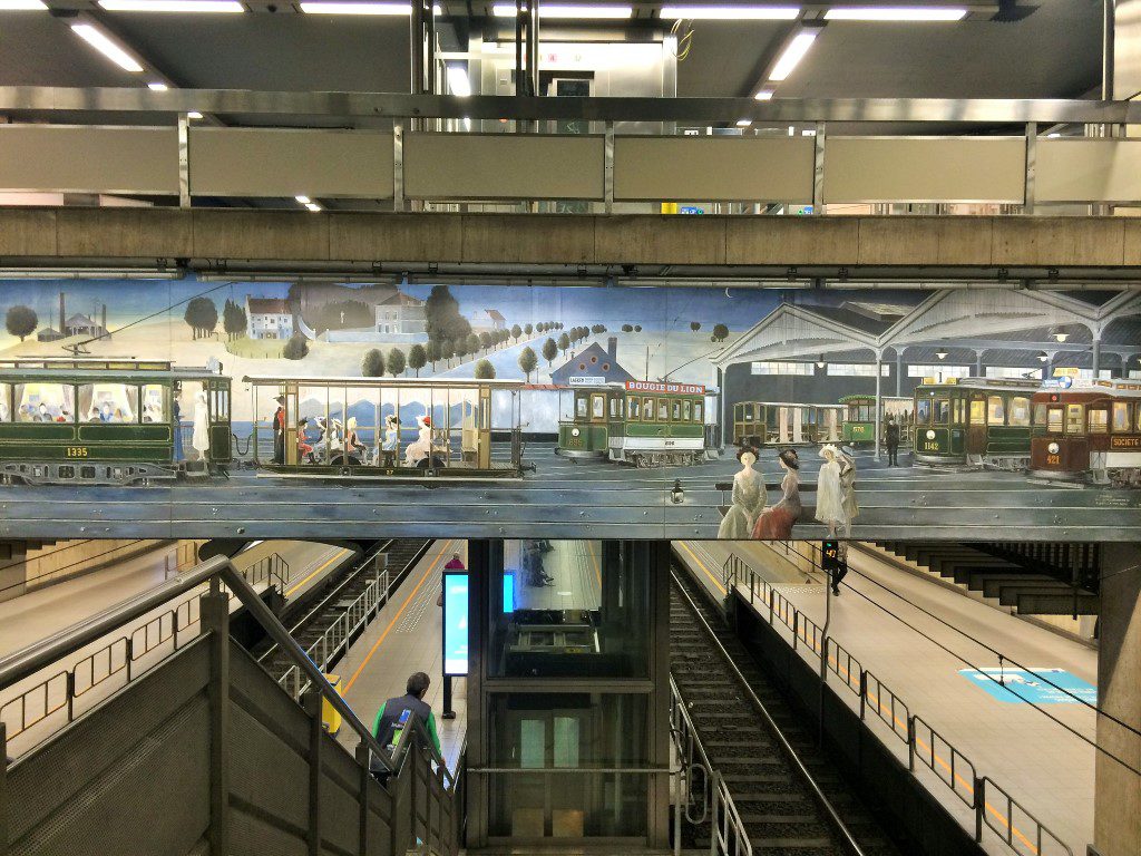 como se locomover em Bruxelas - pintura na estação de metro