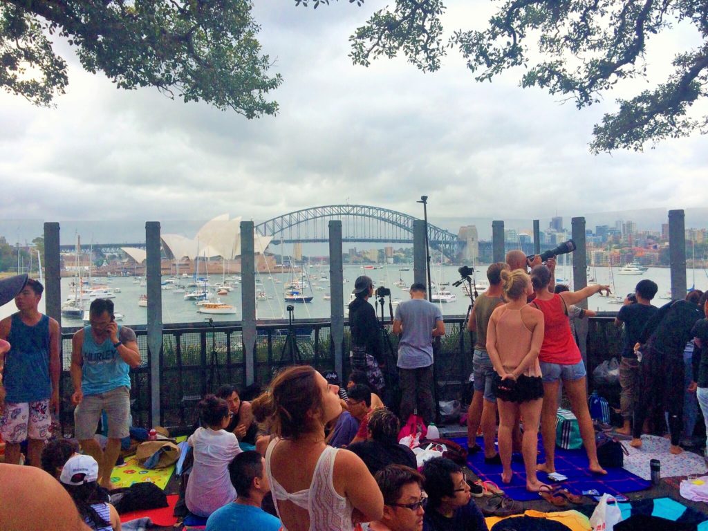 Onde não passar o Ano Novo em Sydney: até quem chegou cedo teve a vista obstruída 