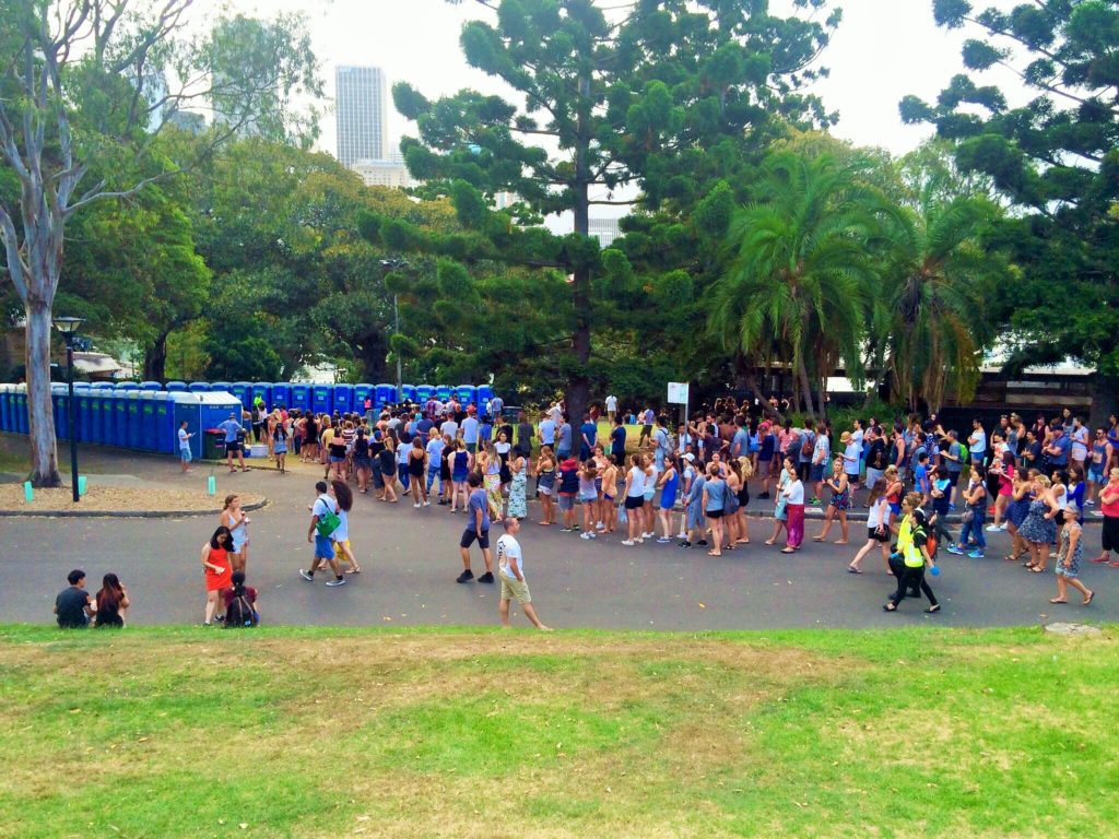 Onde não passar o Ano Novo em Sydney: pessoas esperando na fila para banheiro