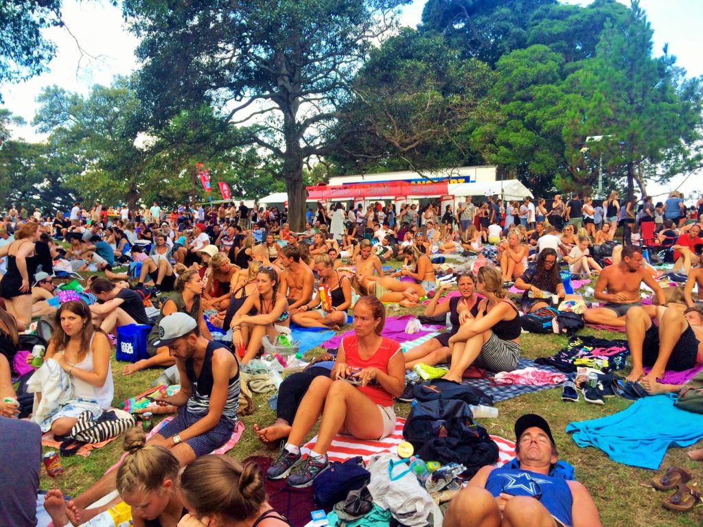 Onde não passar o Ano Novo em Sydney: pessoas esperando pelo ano novo