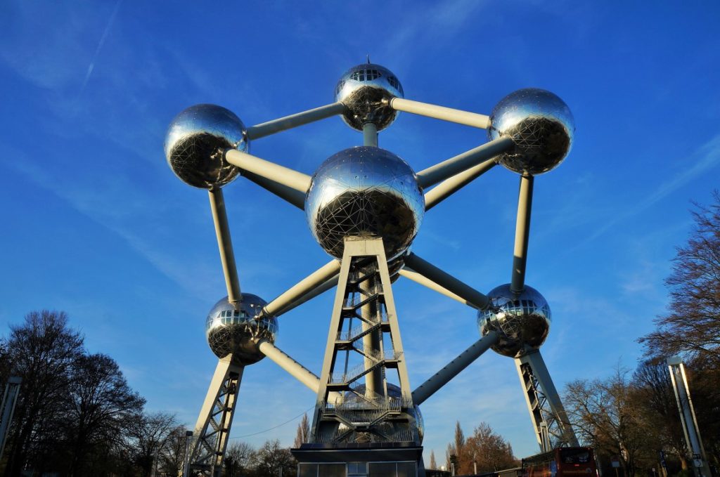 visitando o Atomium - arquitetura e escultura