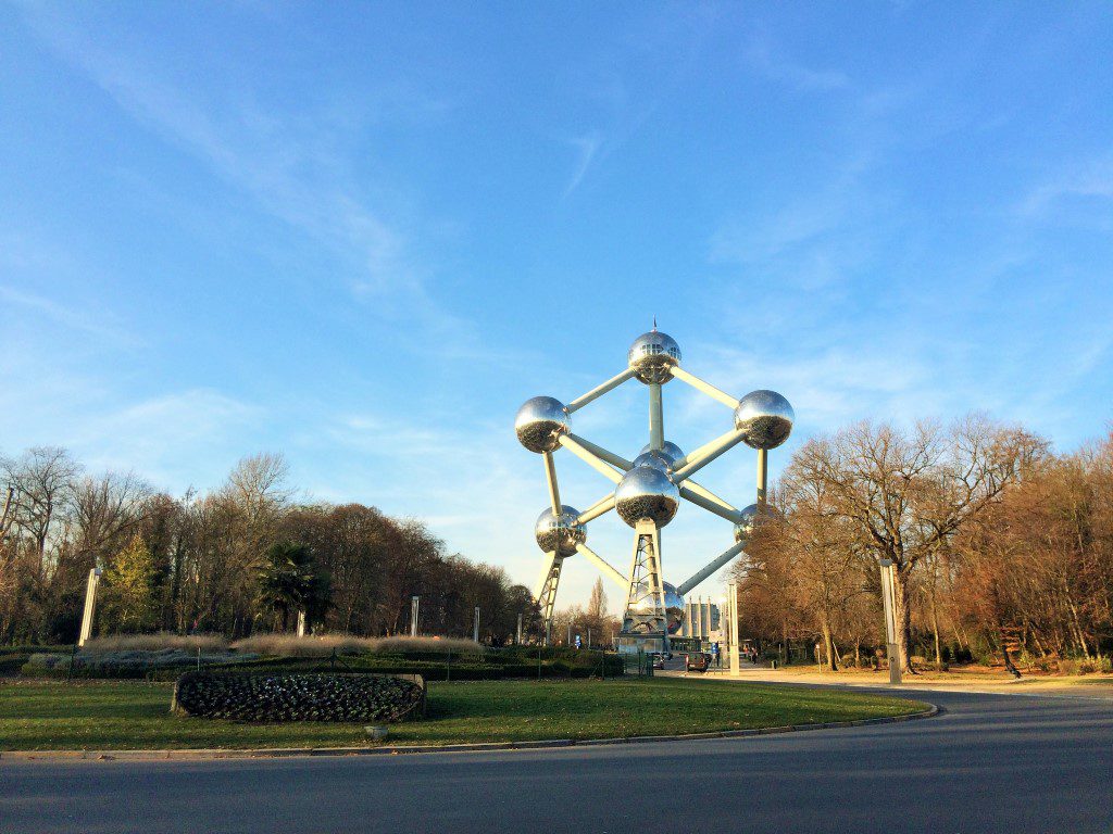 visitando o Atomium - fica afastado da cidade