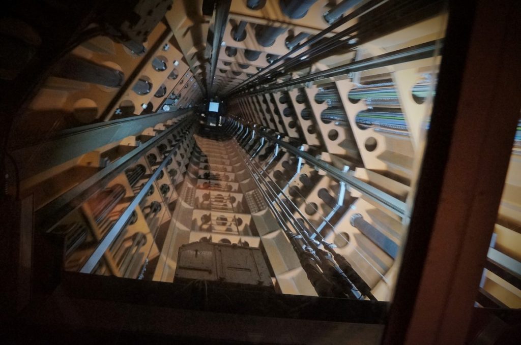 visitando o Atomium - interior do elevador