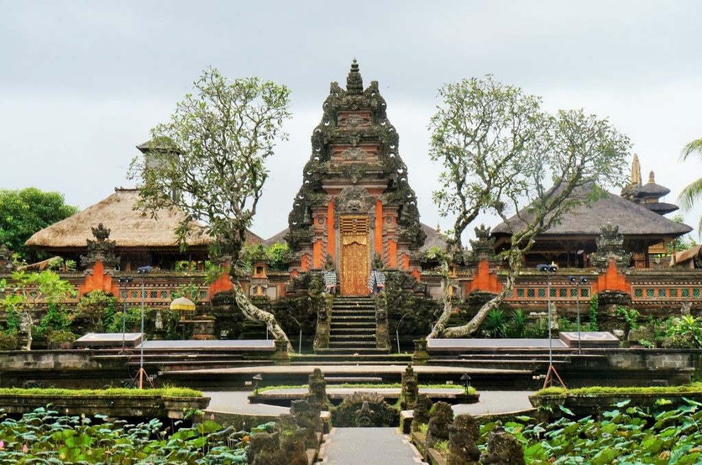 restaurantes imperdíveis em Ubud - templo atrás do café Lotus