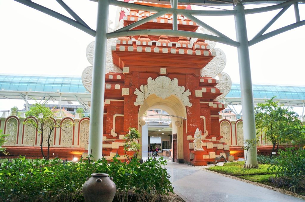 Aeroporto Internacional de Bali - e templo