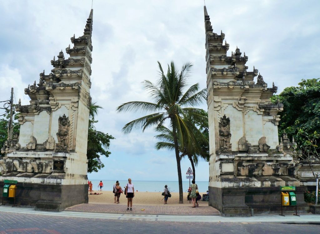 Devo visitar Kuta - entrada da praia de Kuta