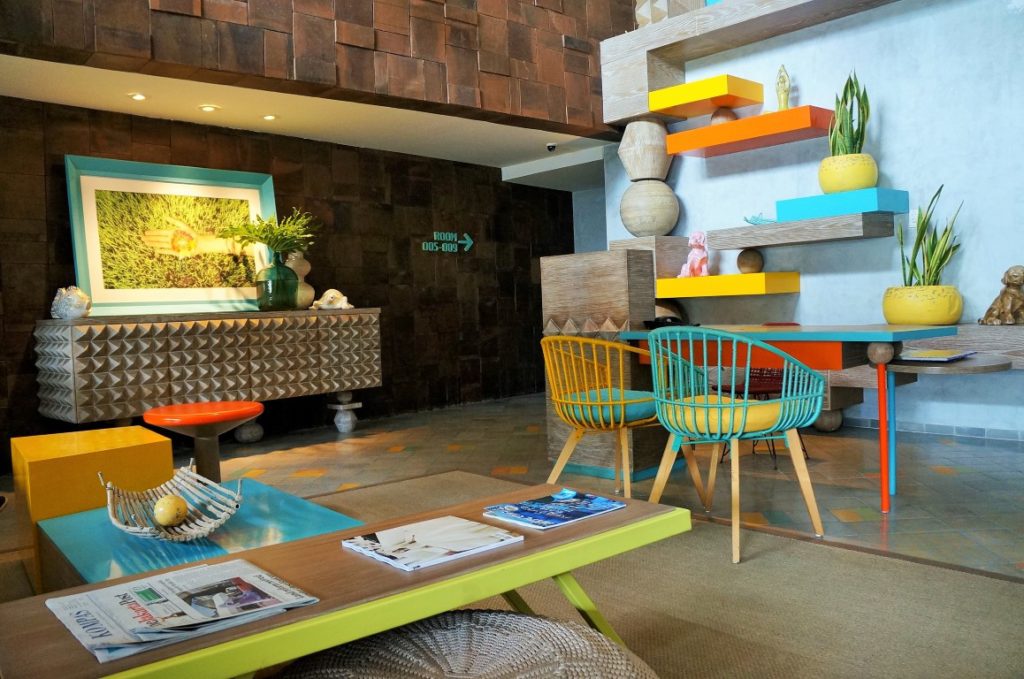 Onde ficar em Bali - colorida recepção do hotel