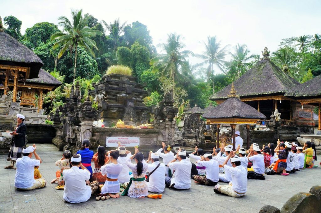 Roteiro para conhecer os templos de Bali - devoção dos balineses