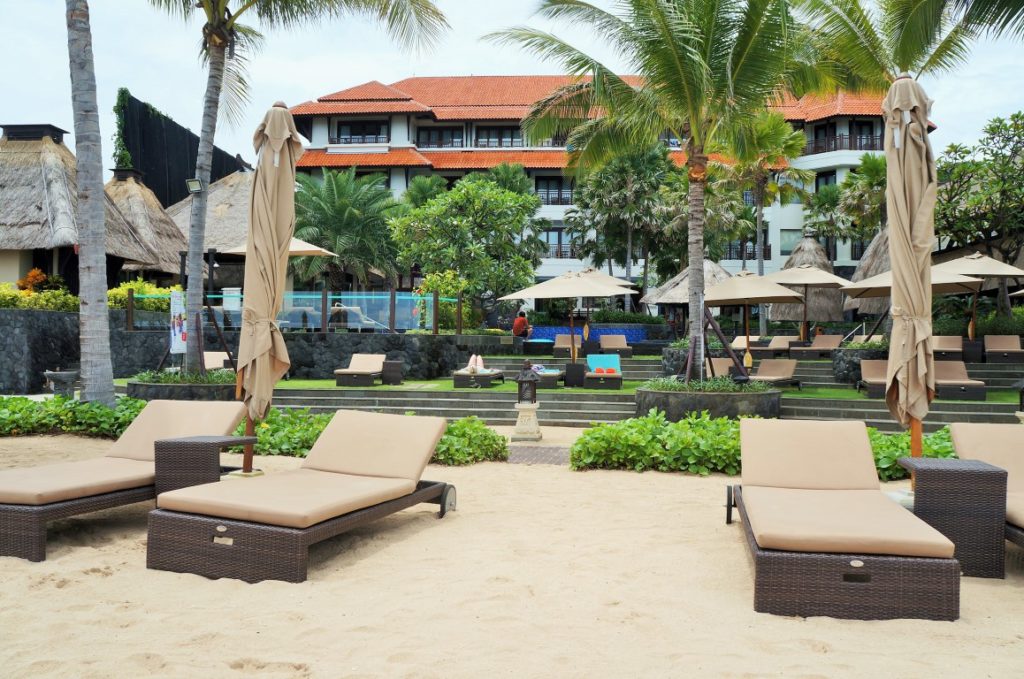 Holiday Inn beach club em Bali - frente do resort
