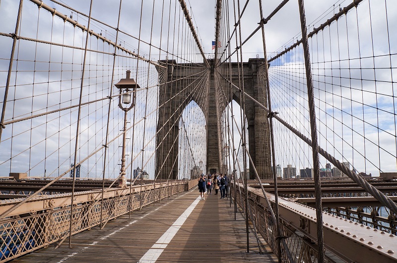 Atravessar a Brooklyn Bridge a pé - linda ponte