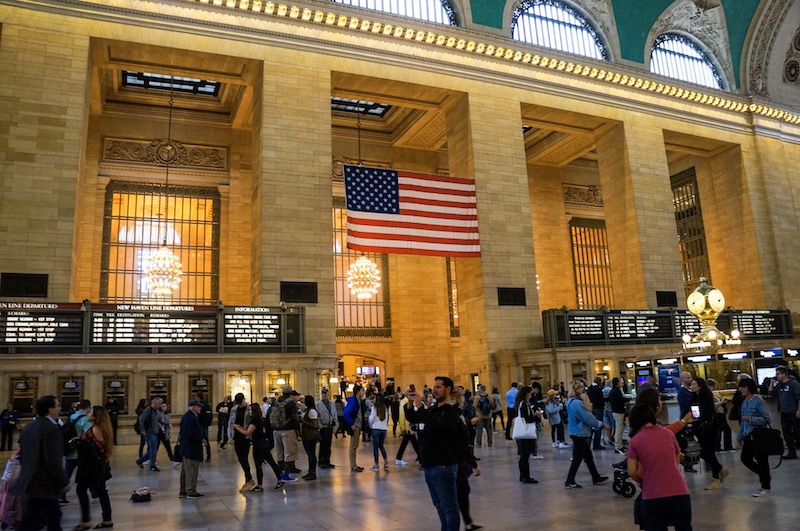 Muitos turistas tirando fotos no Estação Grand Central em Nova York