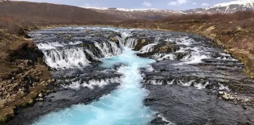 Uma das lindas cachoeiras na Islândia
