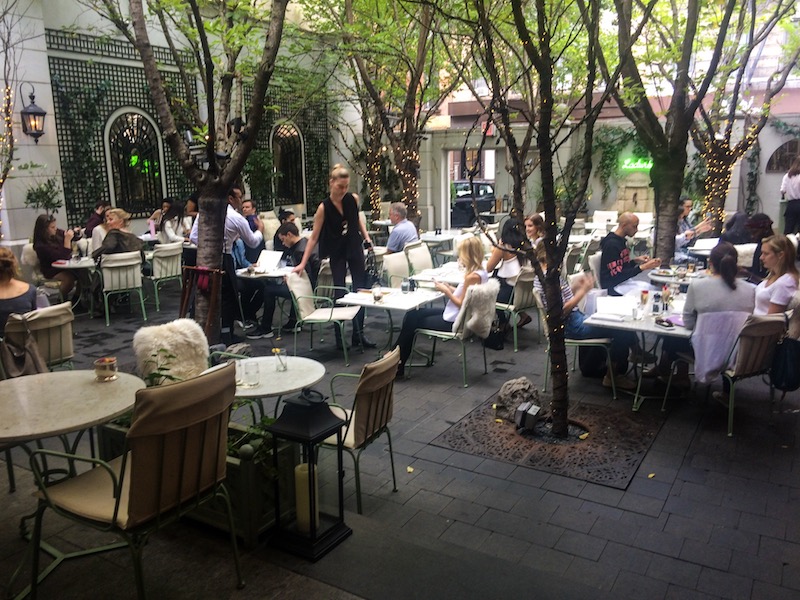 Lindo jardim atrás da Ladurée - Onde comer em Soho | Like Wanderlust