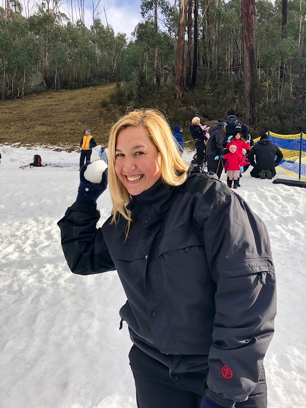 Giulia Sampogna aproveitando a neve em Canberra
