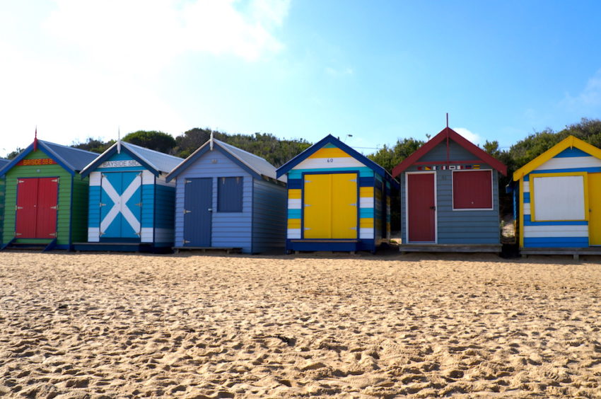 Casas coloridas na praia de Melbourne