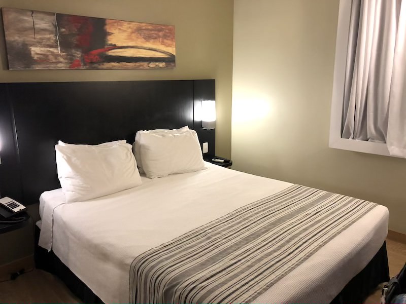 Quarto confortável no hotel de Petrópolis