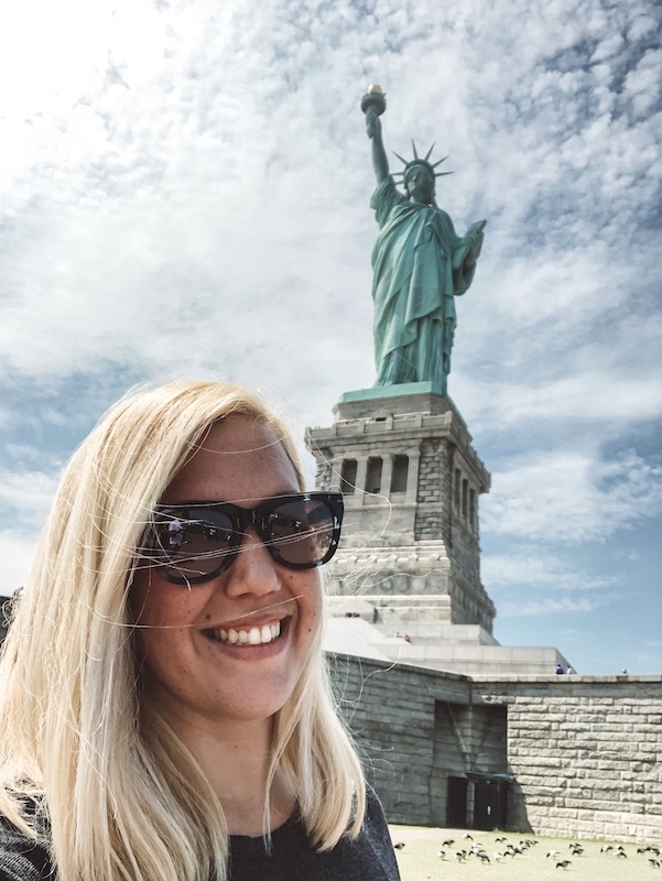 Giulia Sampogna na Estátua da Liberdade em Nova York