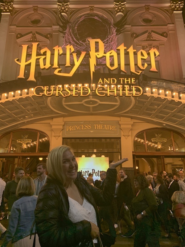 Giulia Sampogna em Melbourne vendo a peça de teatro do Harry Potter