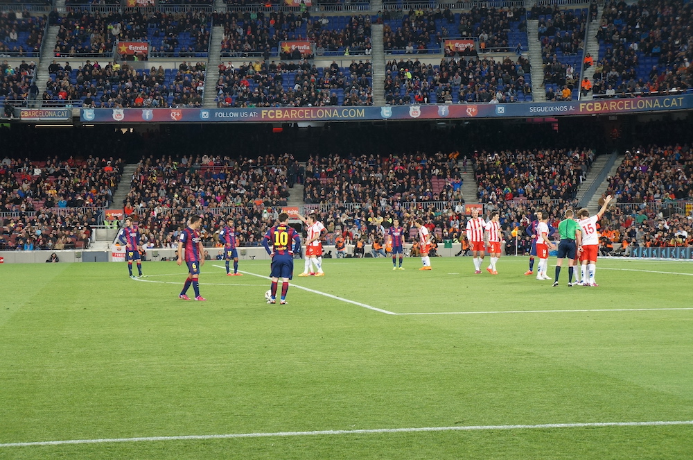 Bilhetes caros? Adeptos assistiram ao jogo do Barcelona no topo de uma  árvore