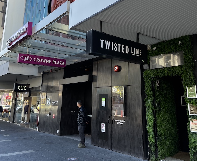 Entrada do hotel Crowne Plaza